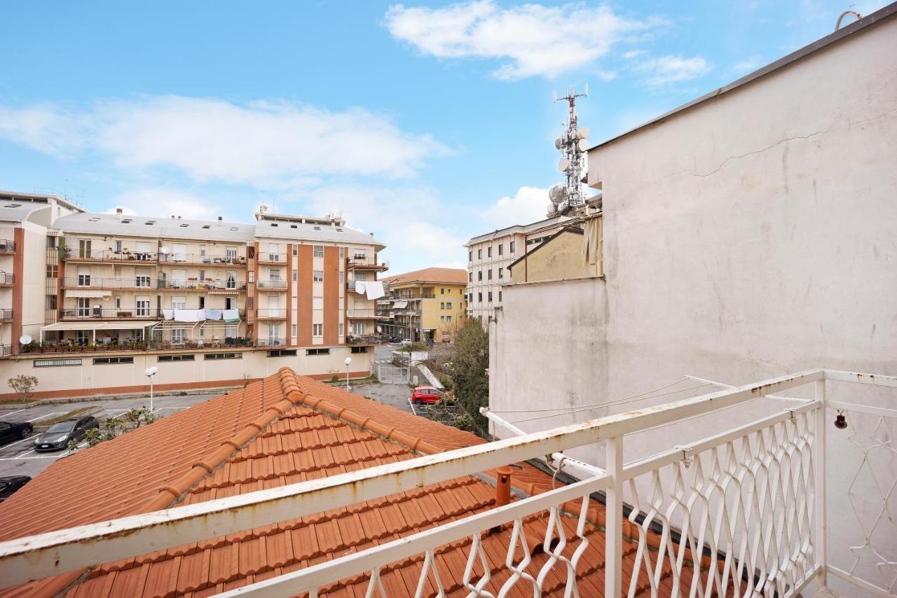 Ama Apartment Албенга Екстериор снимка